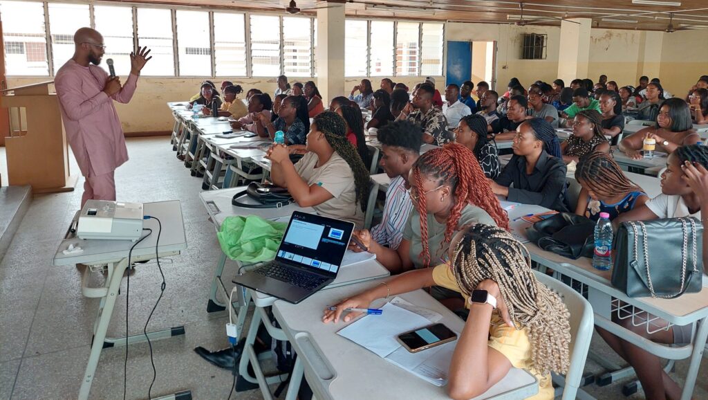 Rabiu Alhassan takes participants through training on fact-checking tools